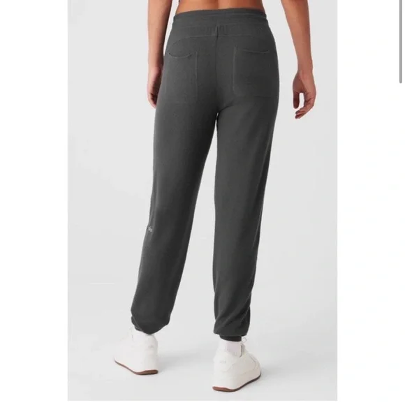 ❌SOLD❌NWT Alo Yoga Soho Sweatpant in Anthracite Gray Size XXS - Picture 3 of 6